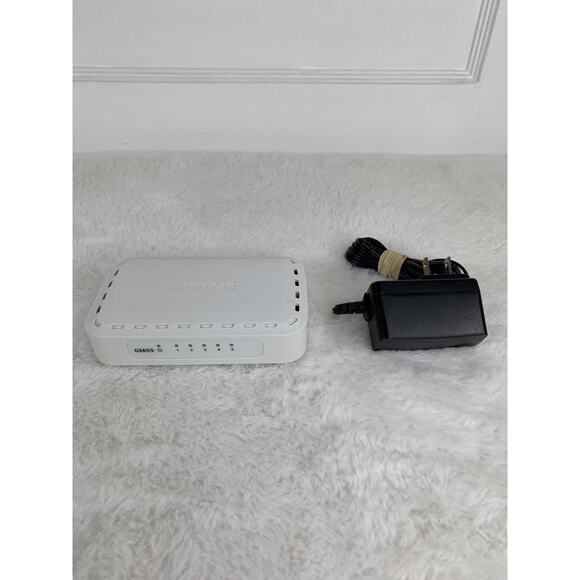 Netgear 5-Port Gigabit Ethernet Switch GS605 With Power Adapter - Picture 1 of 5